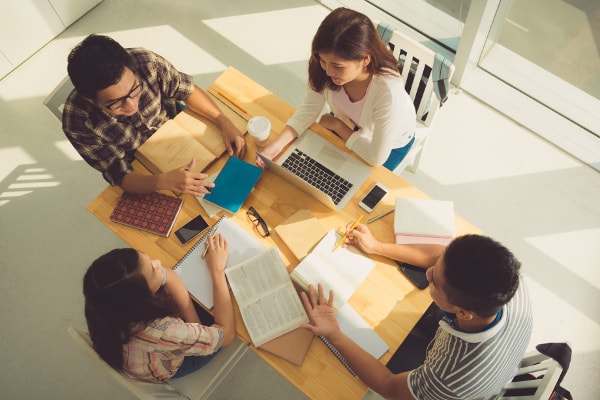4 élèves étudient dans un centre d'apprentissage